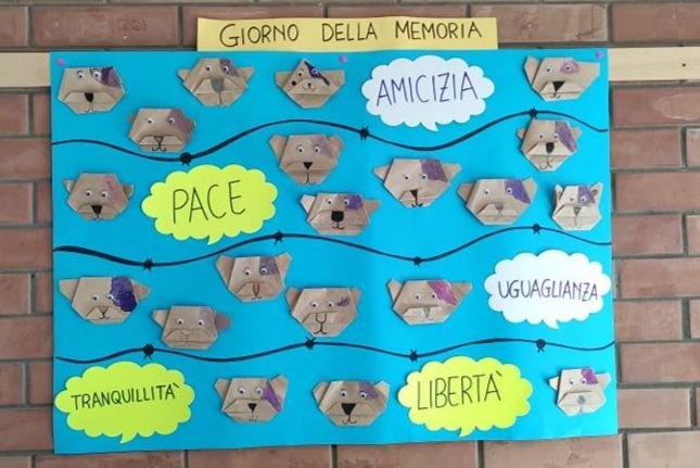 Il cartellone della Giornata della Memoria con gli orsetti dei bambini e le parole amicizia, pace, uguaglianza, tranquillità e libertà