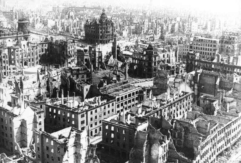 Una città distrutta dai bombardamenti